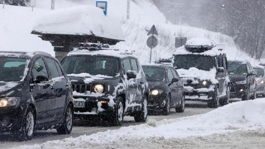 GDDKiA ostrzega kierowców przed błotem pośniegowym i opadami śniegu