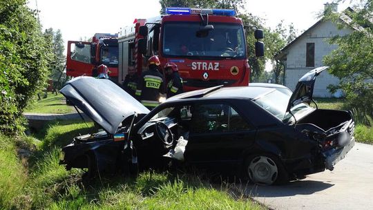 Głogów Młp. Na łuku drogi stracił panowanie nad Mercedesem i wpadł do rowu [FOTO]