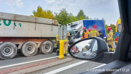 Głogów Młp. zderzenie samochodu dostawczego z TIR-em typu wanna