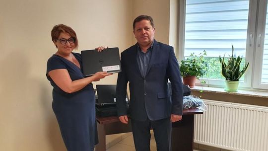 Gmina Trzebownisko w ramach projektu „Zdalna Szkoła” pozyskała grant 80 000 zł na zakup sprzętu komputerowego dla gminnych szkół