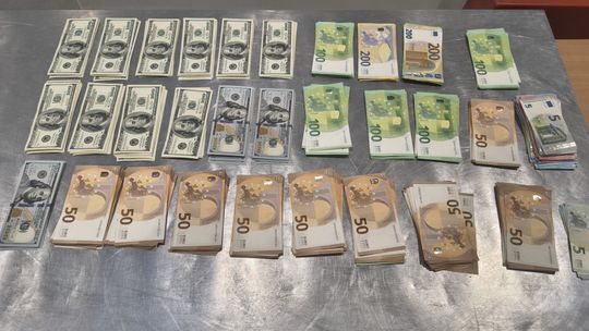 Gotówka schowana w ubraniach i bagażu. Kontrola na granicy skończyła się mandatem