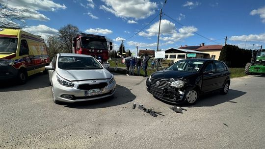 Groźne zderzenie na skrzyżowaniu. 16‑latka z obrażeniami przewieziona do szpitala