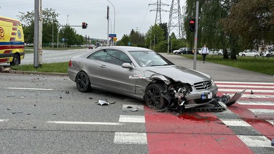 Groźny wypadek na al. Rejtana. Dwie osoby w szpitalu po porannym zderzeniu