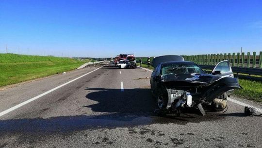 Groźny wypadek na autostradzie A4. Zderzenie dwóch aut