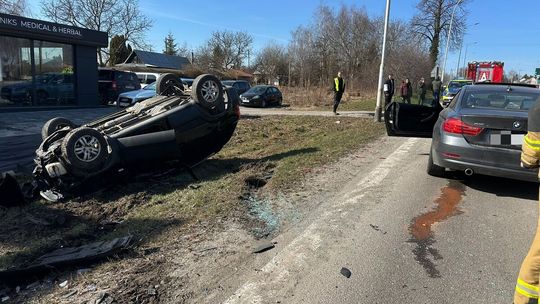 Groźny wypadek na DK94. BMW zderzyło się z hyundaiem, auto dachowało, trzy osoby ranne
