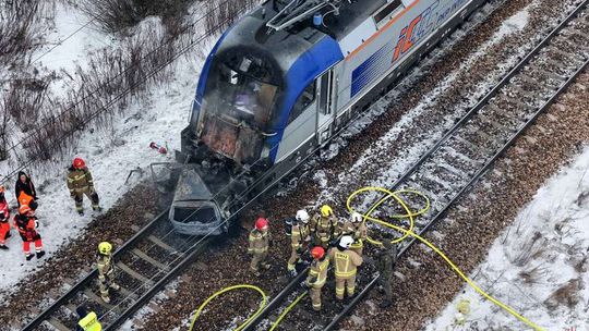 Groźny wypadek pod Warszawą. Płonąca lokomotywa pociągu relacji Szczecin–Rzeszów, ewakuacja 300 pasażerów Groźny wypadek pod Warszawą. Płonąca lokomotywa pociągu relacji Szczecin–Rzeszów, ewakuacja 300 pasażerów