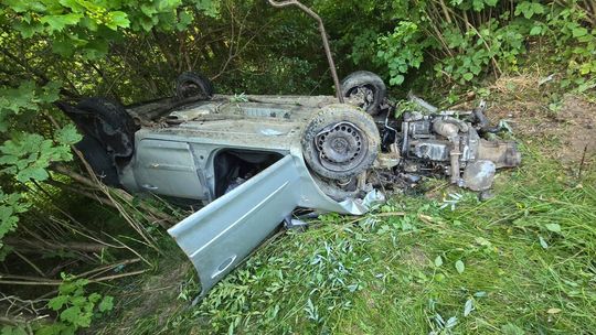 Groźny wypadek w Domaradzu. 27-latek walczy o życie po dachowaniu opla