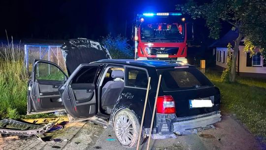 Groźny wypadek w Lutczy. Samochód uderzył w schody i dachował na jezdnię. [FOTO]