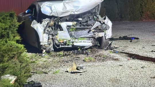 Groźny wypadek w Markowej. Dwóch 19‑latków rannych po uderzeniu samochodem w piekanię Groźny wypadek w Markowej. Dwóch 19‑latków rannych po uderzeniu samochodem w piekanię