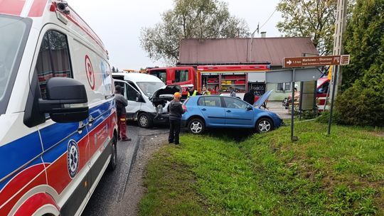 Groźny wypadek w Markowej. Jedna osoba ranna [ZDJĘCIA]