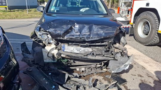 Groźny wypadek w Markowej. Zderzenie trzech aut, 24-latka w szpitalu