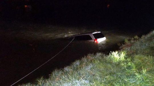 Groźny wypadek w Sanoku. Auto wpadło do rzeki