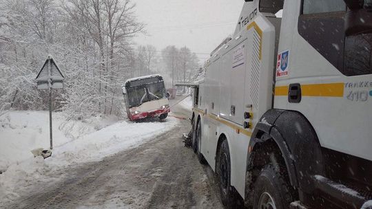 Hermanowa. Holownik MPK Rzeszów wyciągnął autobus