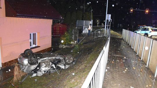 Horror na krajowej 94. 20‑latek po promilach i narkotykach uciekał policji i roztrzaskał auto Horror na krajowej 94. 20‑latek po promilach i narkotykach uciekał policji i roztrzaskał auto