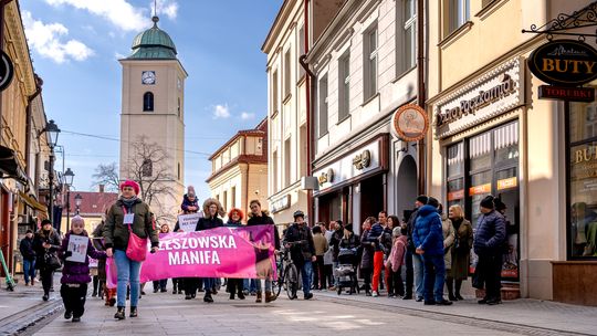 IV Manifa Rzeszowska pod hasłem: "Nadciąga siła kobiet. Łapy precz od naszych macic"