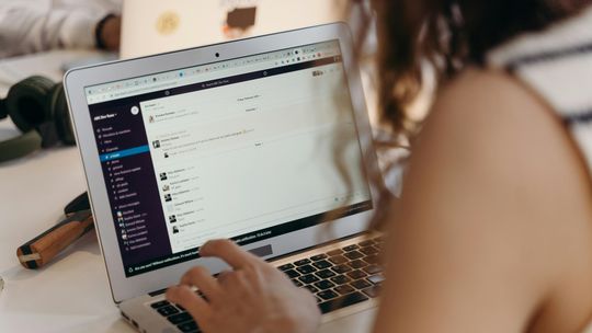 Jak e-mail wpływa na komunikację?