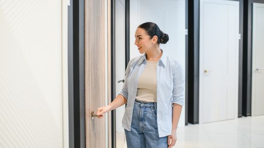 Jak naprawić pękniętą plastikową klamkę?