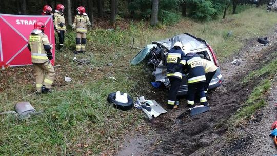 Jarocin. Zderzenie nissana z ciągnikiem siodłowym. Jedna osoba nie zyje