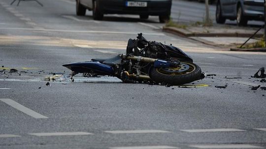 Jaworze Górne. Zderzenie motocyklisty z samochodem. Droga zablokowana