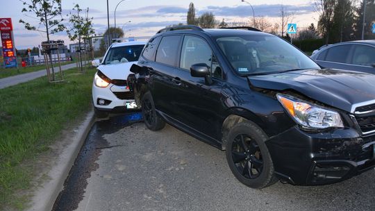 Karambol na al. Armii Krajowej. Cztery auta rozbite, dwie osoby w szpitalu [ZDJĘCIA]