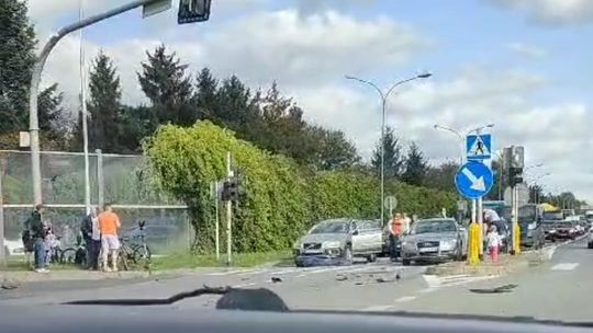 Karambol z udziałem 6 aut na Lwowskiej. Policyjna obława za sprawcą wypadku!