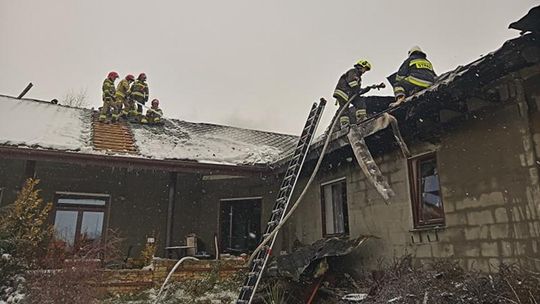 Kielnarowa. Liczne zastępy straży walczą z pożarem domu [FOTO]