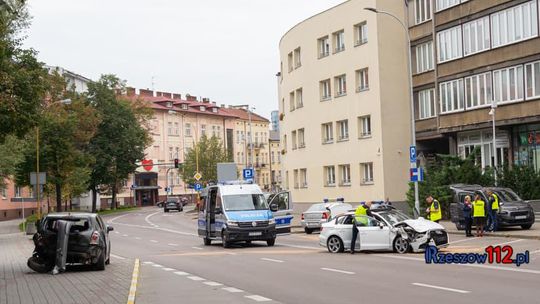 Kierowca audi spowodował wypadek i uciekł! Targowa zablokowana!