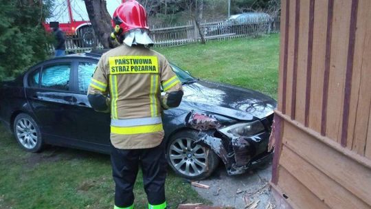 Kierowca BMW uderzył w dom. Był kompletnie pijany