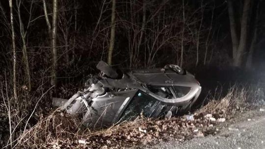 Kierowca mercedesa dachował w rowie. Był pijany