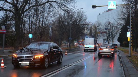 Kierowca mercedesa potrącił pieszą na ul. Podwisłocze. Kobieta trafiła do szpitala