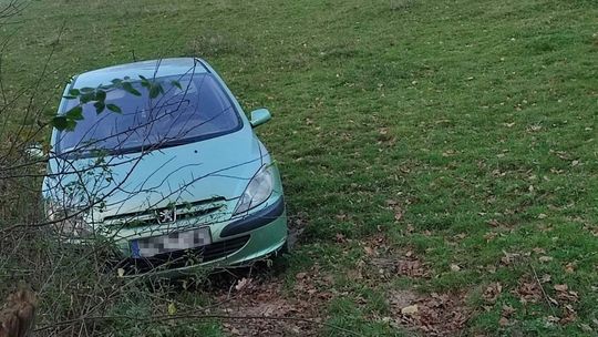 Kierowca peugeota uciekał przed policją, wjechał na łąkę i porzucił samochód