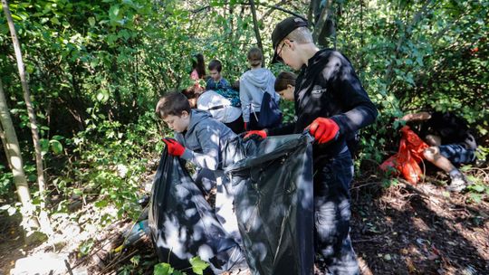 Kilkadziesiąt książek rozdano za sprzątanie parku w Rzeszowie [ZDJĘCIA]