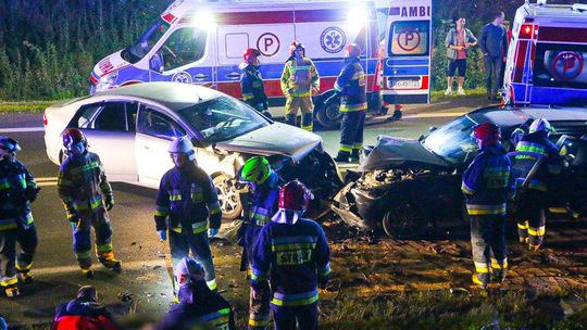 Klimkówka. Czołowe zderzenie forda i bmw