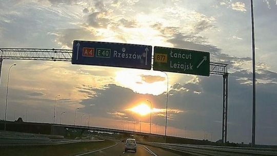 Kobieta jechała po autostradzie rowerem. Nie zwracała uwagi na znaki