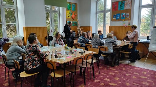 Kolejna wizyta ekipy filmowej. Seniorzy tworzą świąteczne ozdoby