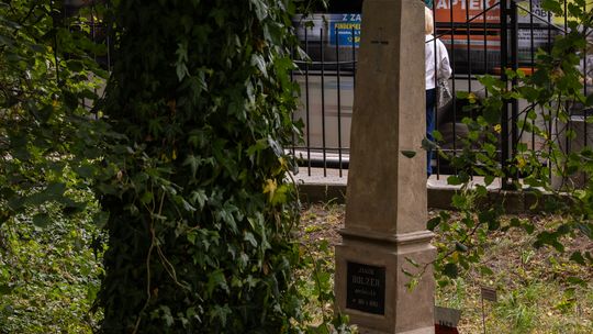 Kolejne zabytkowe nagrobki odzyskają dawny blask. Rzeszów ratuje najstarszą nekropolię
