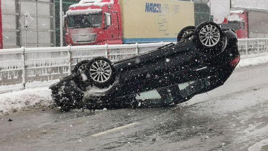 Kolejny atak zimy. Utrudnienia na podkarpackich drogach