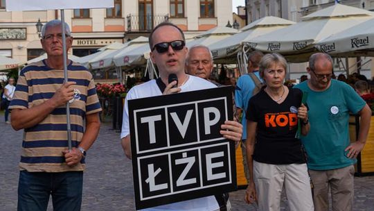 Kolejny protest na rzeszowskim Rynku: "Stop sejmowemu bezprawiu i lexTVN" [FOTO]