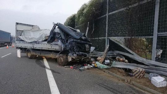 Kolejny wypadek na A4. Zderzenie samochodu z ciężarówką