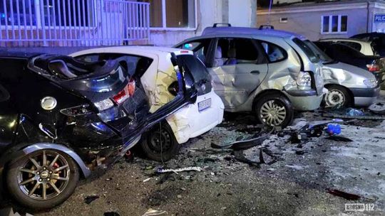 Kompletnie pijany kierowca hyundaia uszkodził sześć zaparkowanych samochodów