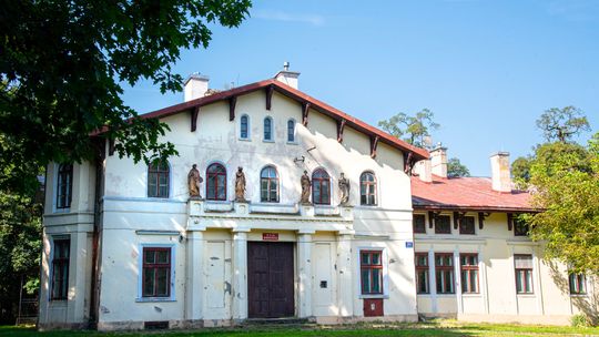 Konserwacja rzeźb dworskich w Trzcianie zakończona