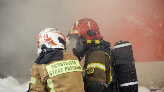 KOSZMAR W WARSZTACIE! Zapalił się samochód elektryczny. Potężna mobilizacja służb, ogień objął cały dach!