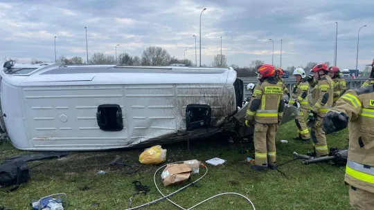 Koszmarny wypadek na A4. Bus z dzieckiem dachował, na ratunek ruszyli żołnierze