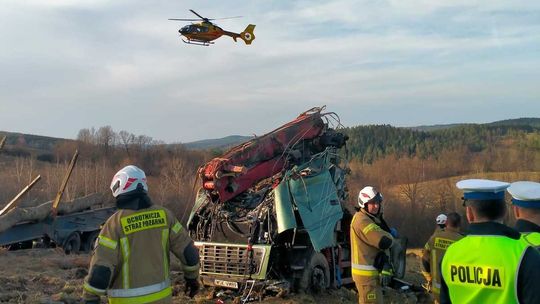 Leszczawa Dolna: Ciężarówka dachowała po sforsowaniu barierek