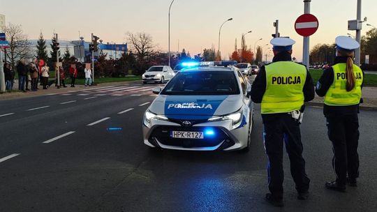 Liście jak lód i gęsta mgła. Policja apeluje o ostrożność