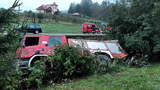 Lutcza. Dachowanie wozu strażackiego