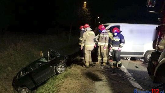 Małówka. Czołowe zderzenie busa i osobówki. Są ranni!