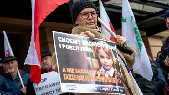 "Mamo, tato broń polskiej szkoły, by nie kończyły jej polskie matoły". Protest przed rzeszowskim kuratorium [ZDJĘCIA]