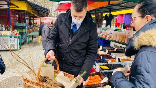 Marcin Warchoł rozdawał sadzonki na Bulwarach. Wezwano policję