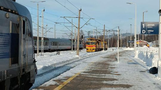 Marznący deszcz powoduje utrudnienia na kolei na trasie z Sędziszowa do Rzeszowa